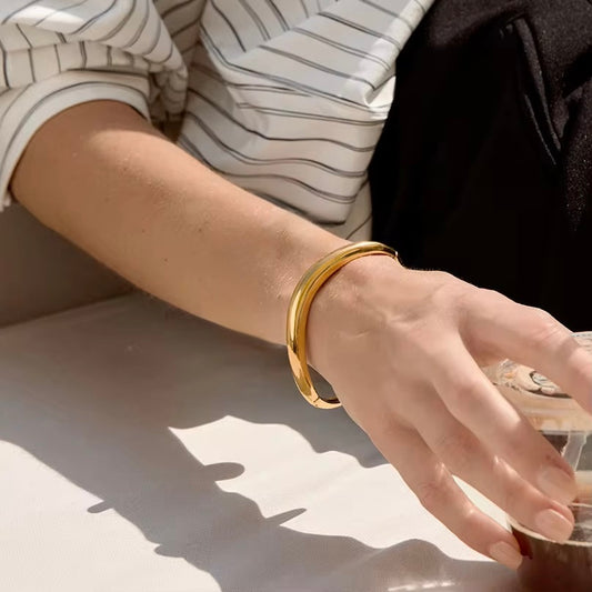 Vera Contour Wave Bangle